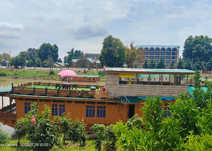 Houseboat Karima Palace